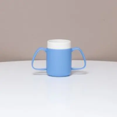 Produktbild für ORNAMIN 2-Henkel-Becher mit Trink-Trick hellblau