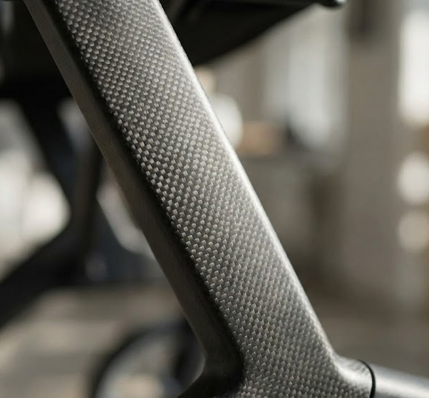 Detailaufnahme der Carbon-Faser-Struktur eines Rollator-Rahmens