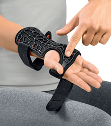 Anlegen der Handgelenksorthese Manu-Cast Organic